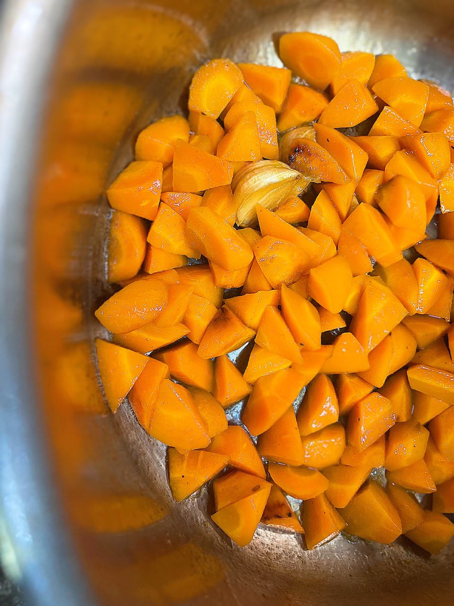 ・
・
・
前菜に使用している野菜の1つ…
坂本農園様の人参の旨味を凝縮
させるためにエテュベ(蒸し煮)して調理
してます！

野菜1つひとつが主役級に美味しく
仕上がった1皿…
是非ご賞味ください♬｡.