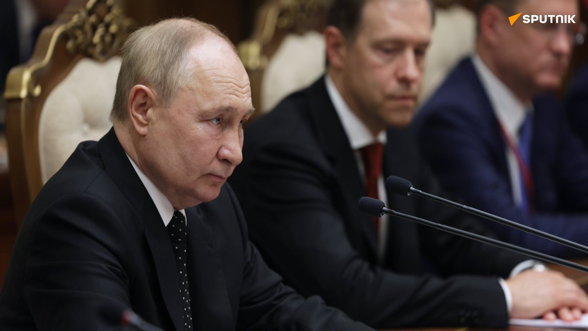 sputnik_afrique's tweet photo. Les déclarations clés de Vladimir Poutine lors des pourparlers en format élargi avec Kim Jong-un:

🔹  La #Russie apprécie le soutien de la #CoréeDuNord à la politique russe, y compris sur le dossier ukrainien.

🔹 Moscou lutte depuis des décennies contre la politique impérialiste américaine imposée.

🔹 L'interaction entre la Russie et la RPDC est basée sur l'égalité et le respect mutuel.

🔹 Un document régissant les relations Russie-Corée du Nord à long terme a été rédigé.

🔹 #Poutine considère que l'amitié au cours des années 1940-1950 a servi de base pour les relations actuelles entre Moscou et Pyongyang.

🔹 Le Président russe a espéré que la prochaine rencontre avec #KimJongUn aurait lieu à Moscou.