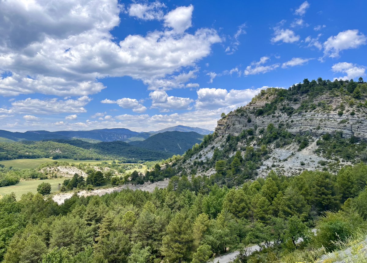TUD_AppliedGeo's tweet photo. Updates from our MSc students in the #field: they are now spending some time in the #Ainsa region to practise their geological drawing and #logging skills.
The different #outcrops in this area are great for students to get a better grip on #stratigraphic structures.
#geology https://t.co/OgHcFGaphy