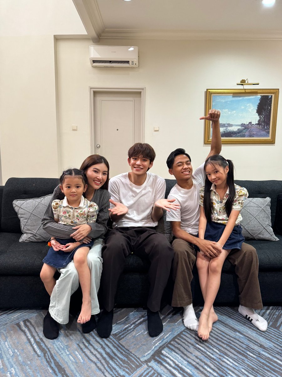 lucas_official's tweet photo. Together with the Onsu Family 🌟

➫ https://t.co/1bZW1UGjvz

#LUCAS #루카스
#THEONSUFAMILY #INDONESIA https://t.co/blovomZjUy