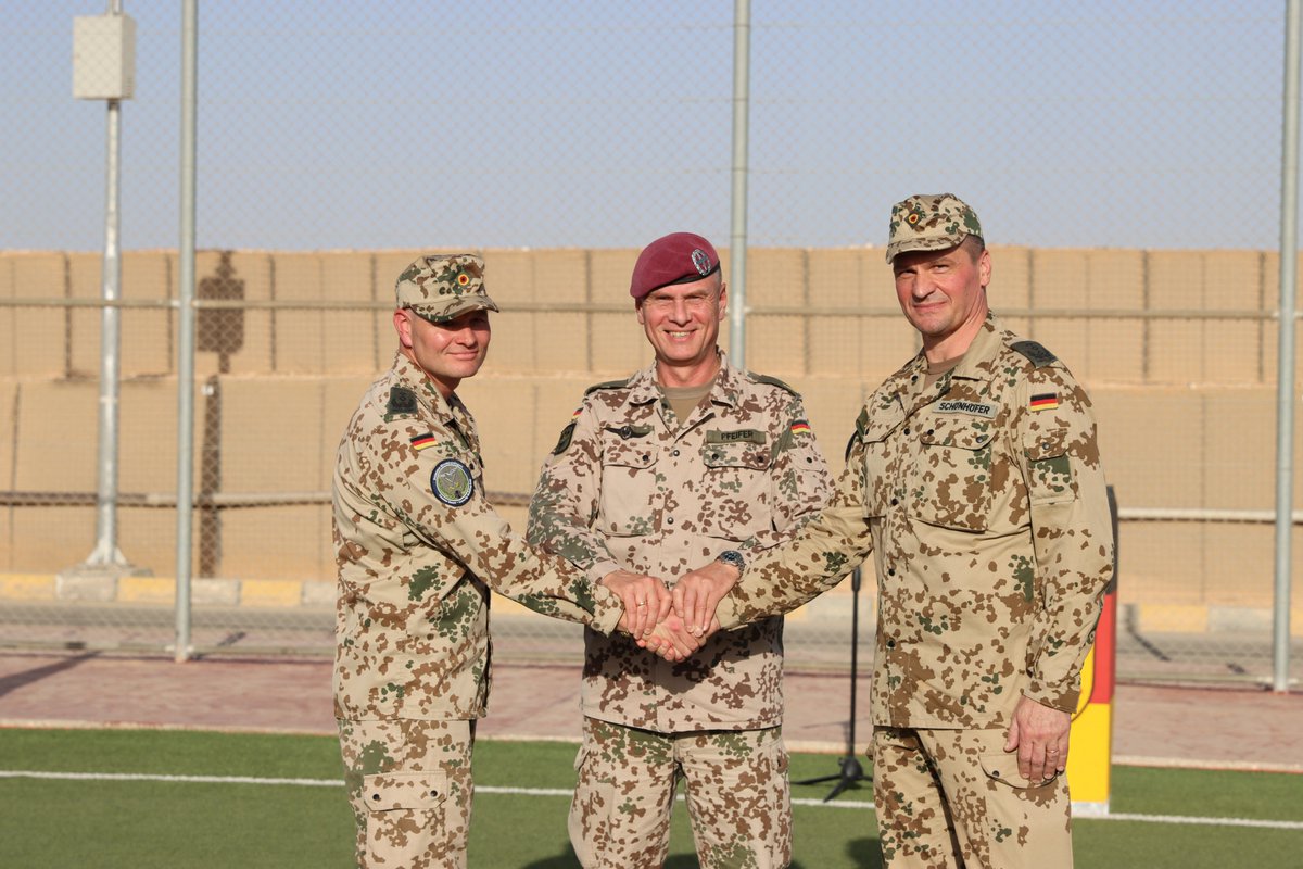 Bw_Einsatz's tweet photo. Gestern übergab Brigadegeneral Andreas Pfeifer, Abteilungsleiter im #Einsatzführungskommando der #BundeswehrimEinsatz, die Führung des deutschen Einsatzkontingentes #CounterDaesh/#CapacityBuildingIraq von Oberst Marco Klimpel an Oberst Jürgen Schönhöfer. https://t.co/rLiwILBCw0