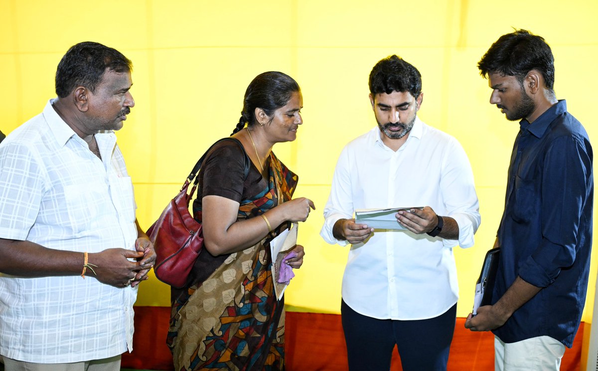 PoliticsIcon's tweet photo. “ప్రజాదర్బార్” కు బారులు తీరుతున్న ప్రజలు!

ప్రత్యేక యంత్రాంగంతో సమస్యల పరిష్కారానికి లోకేష్ కృషి
#naralokesh #tdpwinning #prajadhrbar https://t.co/PMZ3ADzu8Y