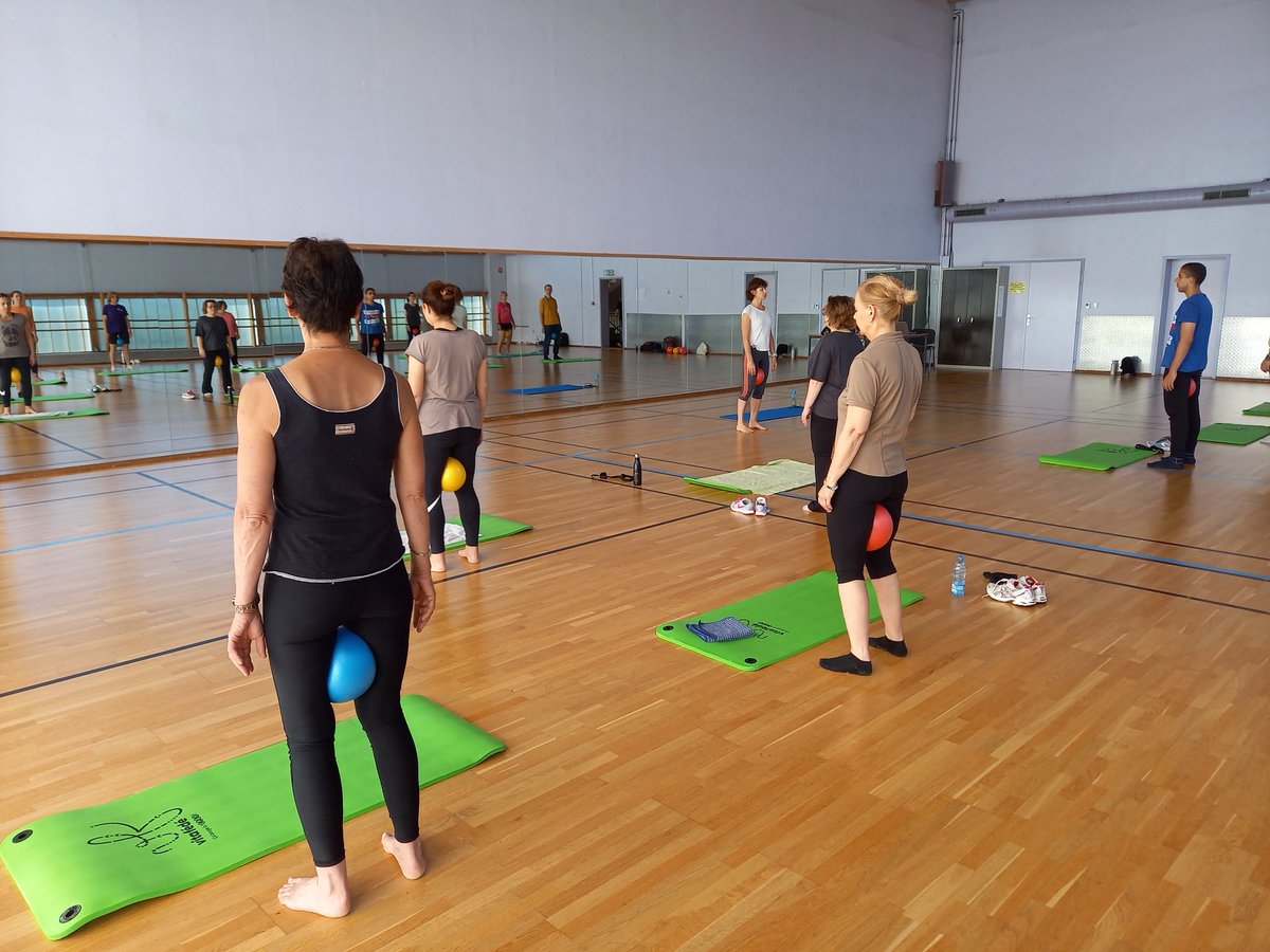Pour les salariés qui travaillent sur écran, et s'agissant de la région cervico-scapulaire, les exercices physiques de type renforcement musculaire semblent aussi bénéfiques, que ceux d'endurance ou d’ étirements.
MGEN propose un atelier aux personnels de l’UHA.