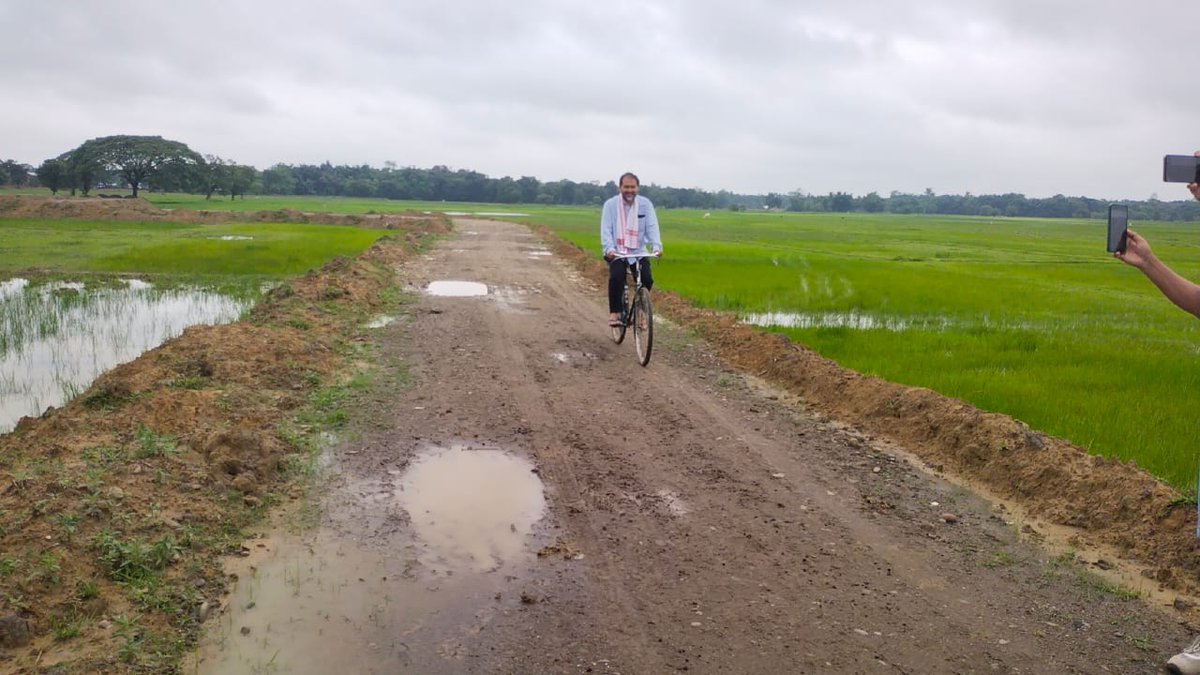 AkhilGogoiAG's tweet photo. ডাৱৰীয়া বতৰত পথ নিৰ্মাণৰ অগ্ৰগতিৰ বুজ ল’লোঁ।
Braved the rains to take stock of the progress of road construction in my constituency. https://t.co/oNXQwml9oS