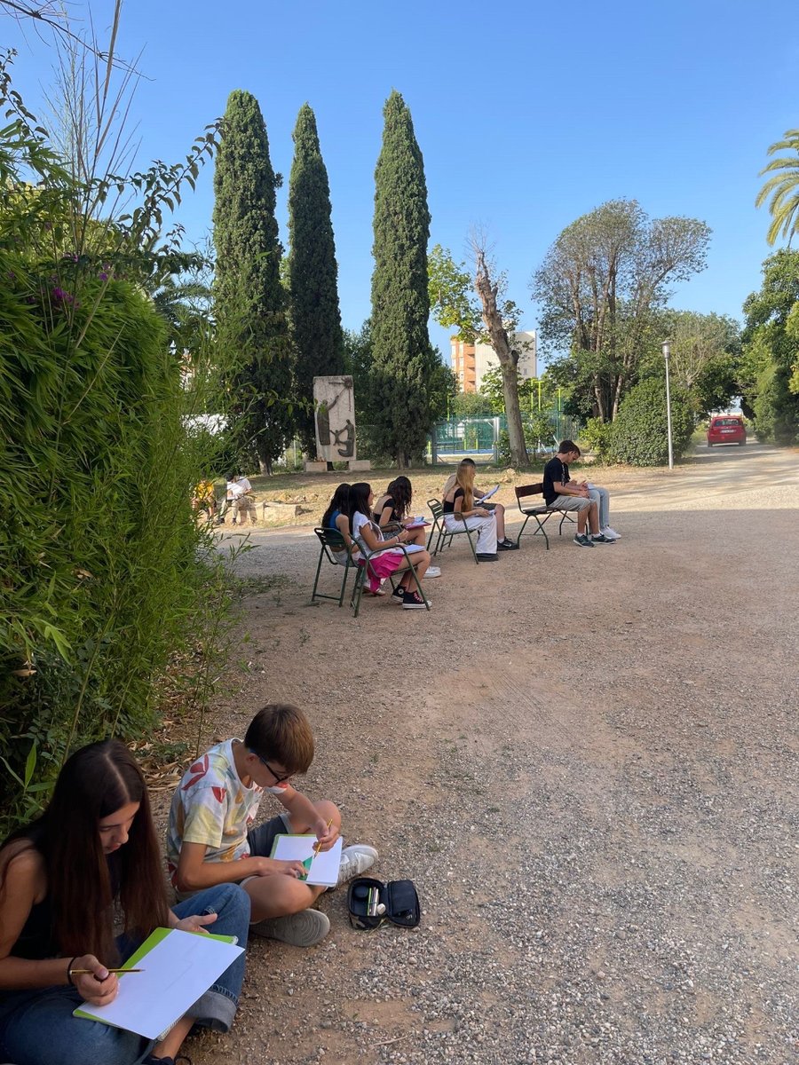 Manyanet_Reus's tweet image. 🖼️ Alumnes de 4t d'ESO posant en pràctica els seus coneixements de dibuix, tot personalitzant la seva visió del Nazareno 🎨

#josocmanyanet #juntsiambesperança #escolesmanyanet #familiamanyanet