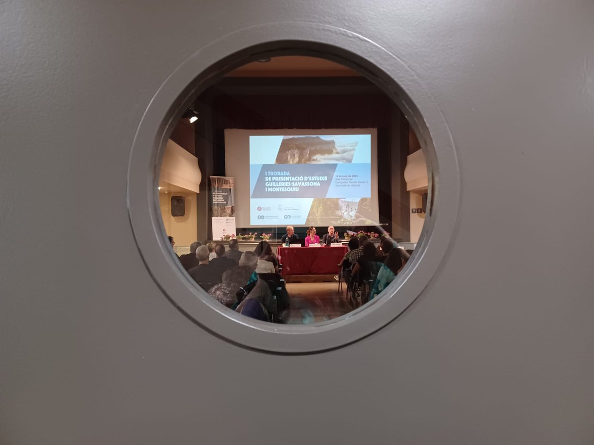 👋La benvinguda a la #TrobadaEstudis va a càrrec de Marta Cornellas, alcaldessa d’<a href="/aj_SJV/">Aj. St. Julià de V.</a>, de Pep de la Mora, president del Consorci de l’#ENGuilleries, i de Jordi Fàbrega, diputat delegat de Prevenció d’Incendis i Gestió Forestal
#XarxadeParcs #ENGuilleries #CastellMontesquiu