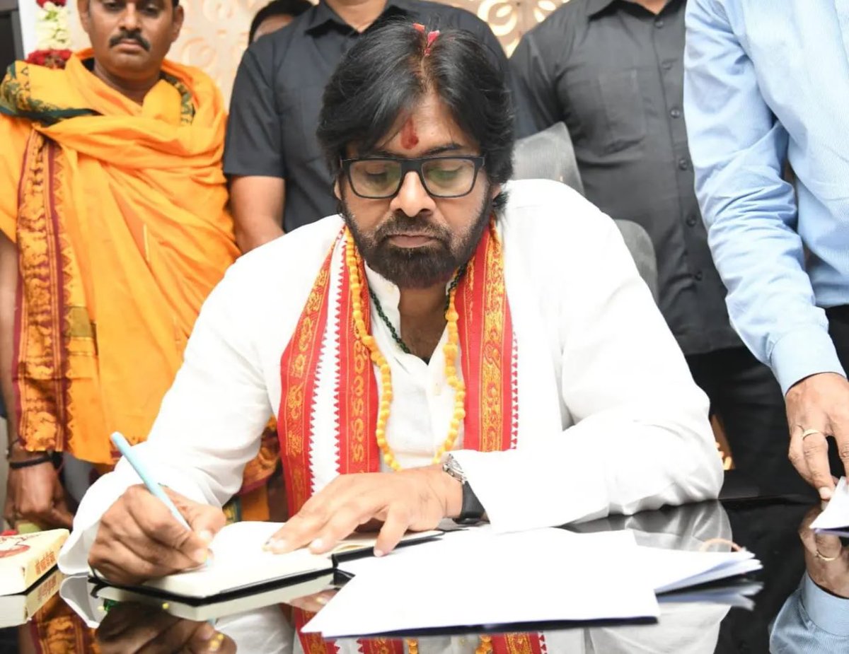 VinuthaKotaa's tweet photo. ఏపీ ఉప ముఖ్యమంత్రిగా శ్రీ @PawanKalyan గారు బాధ్యతలు స్వీకరించారు. విజయవాడలోని క్యాంపు కార్యాలయంలో ప్రత్యేక పూజలు చేసిన అనంతరం ఆయన బాధ్యతలు చేపట్టారు. ఉపముఖ్యమంత్రి హోదాలో ఉన్న పవన్ కళ్యాణ్ గారు .. పంచాయతీరాజ్, గ్రామీణాభివృద్ధి, పర్యావరణ, అటవీ, శాస్త్ర సాంకేతిక శాఖల మంత్రిగా బాధ్యతలు స్వీకరించారు. పలు దస్త్రాలపై ఆయన సంతకాలు చేశారు. అనంతరం వివిధ శాఖల అధికారులు, ఎమ్మెల్యేలు, నేతలు శ్రీ పవన్ కళ్యాణ్ గారికి అభినందనలు తెలిపారు.