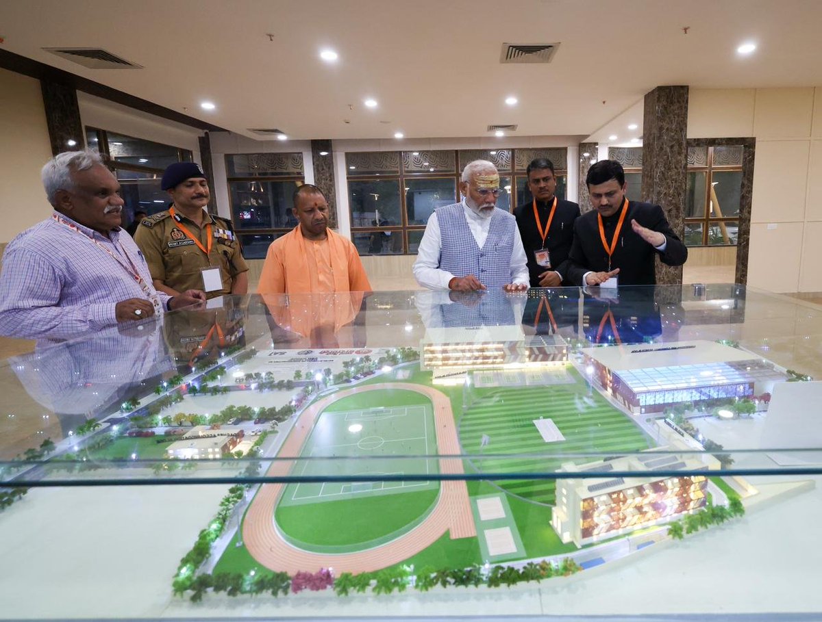 fatehbajwa2's tweet image. Hon'ble PM @NarendraModi ji made a surprise visit to review the construction of Dr. Sampurnanand Sports Stadium in Kashi. His commitment to developing world-class facilities shows his dedication to empowering Kashi's youth. #KashiYouth #SportsDevelopment #ModiForProgress