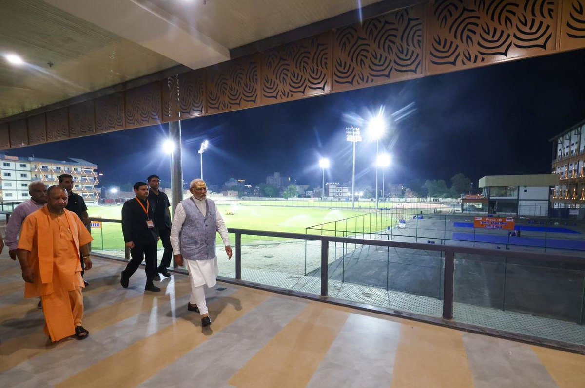 fatehbajwa2's tweet image. Hon'ble PM @NarendraModi ji made a surprise visit to review the construction of Dr. Sampurnanand Sports Stadium in Kashi. His commitment to developing world-class facilities shows his dedication to empowering Kashi's youth. #KashiYouth #SportsDevelopment #ModiForProgress
