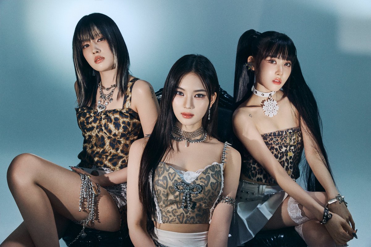 STAYC_official's tweet image. STAYC The 1st Album
[𝐌𝐞𝐭𝐚𝐦𝐨𝐫𝐩𝐡𝐢𝐜] 

Concept Photo Icy Ver.
#Sieun #시은
#ISA #아이사
#Yoon #윤 

Release
2024.07.01 MON 6PM (KST)

#STAYC #스테이씨 
#Metamorphic
#STAYC_Metamorphic