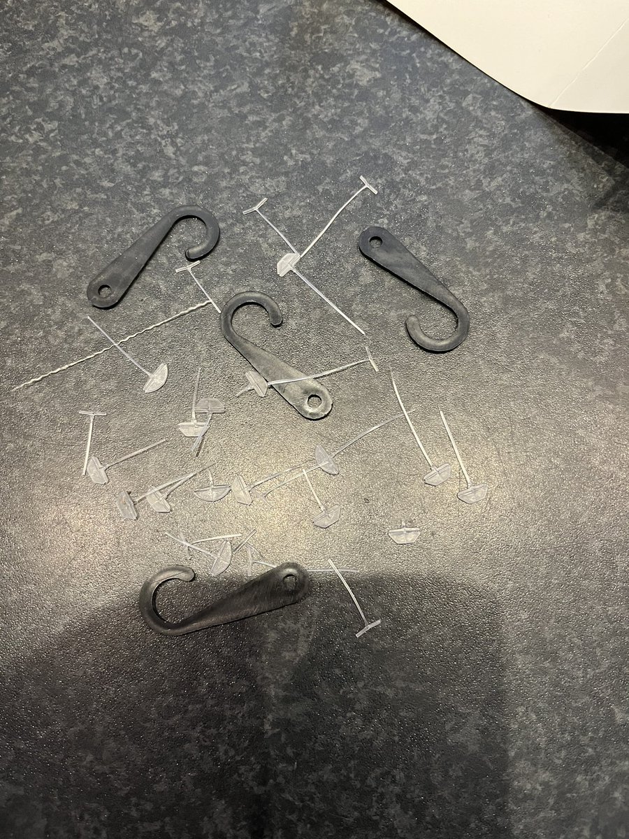 Nieuwe sokken. Halfuur bezig. Welke mafklapper verzint dit?