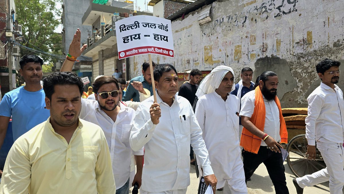yogenderchando1's tweet photo. #भ्रष्टतंत्र_के_खिलाफ_पदयात्रा  

केजरीवाल सरकार के भ्रष्टतंत्र के कारण दिल्ली में गहरे जल संकट, सीवर्युक्त गंदे पानी की आपूर्ती, टैंकर माफियाओ के द्वारा पानी की कालाबाजारी जैसी गंभीर समस्याओं के लिए जिम्मेदार आम आदमी पार्टी के विरोध में आज रिठाला क्षेत्र में भारतीय जनता पार्टी एवं क्षेत्रीय जनता द्वारा निकाली गई पदयात्रा में उपस्थिति रही।
बूँद बूँद पानी के लिए तरसती दिल्ली की जनता केजरीवाल सरकार को कभी माफ़ नहीं करेगी।

#Yogenderchandolia #NorthWestDelhi #MemberofParliament #Bjp4Delhi #Kejriwalfailsdelhi #WaterCrises 
@ANI @PTI_News 
@blsanthosh