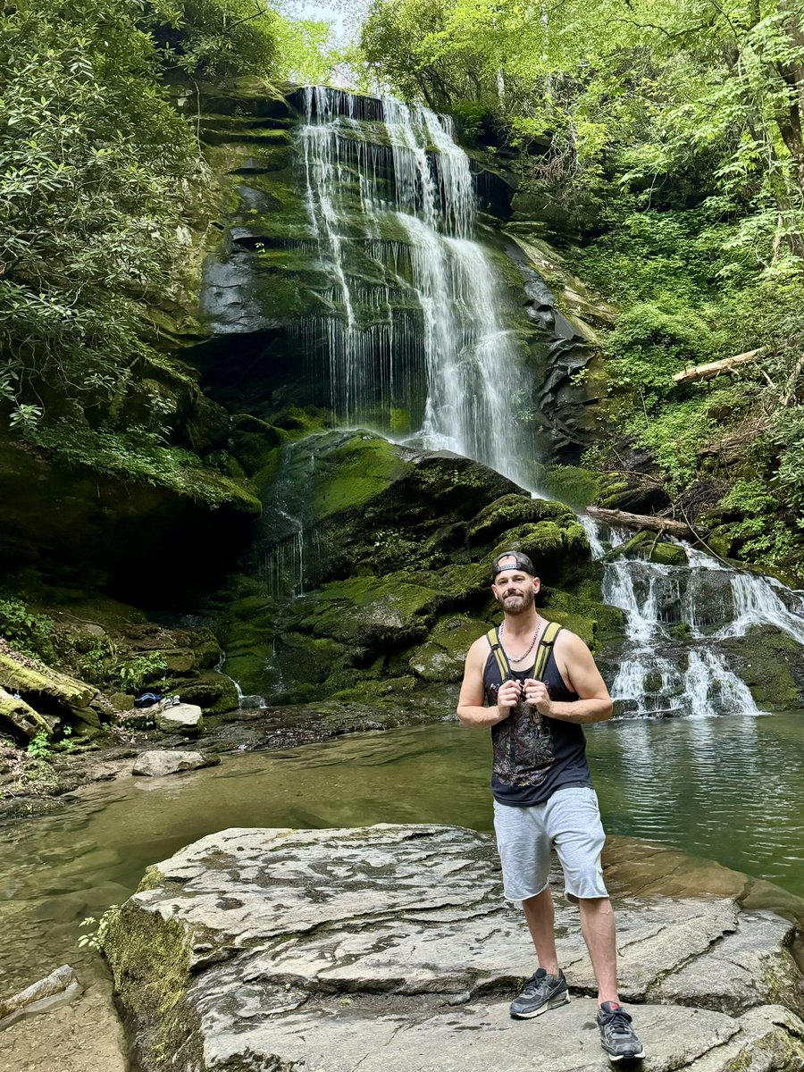 gOnzOd0g's tweet image. #uppercatawbafalls #chasingwaterfalls #relationshipgoals #AdventureTogether #beautifulnc