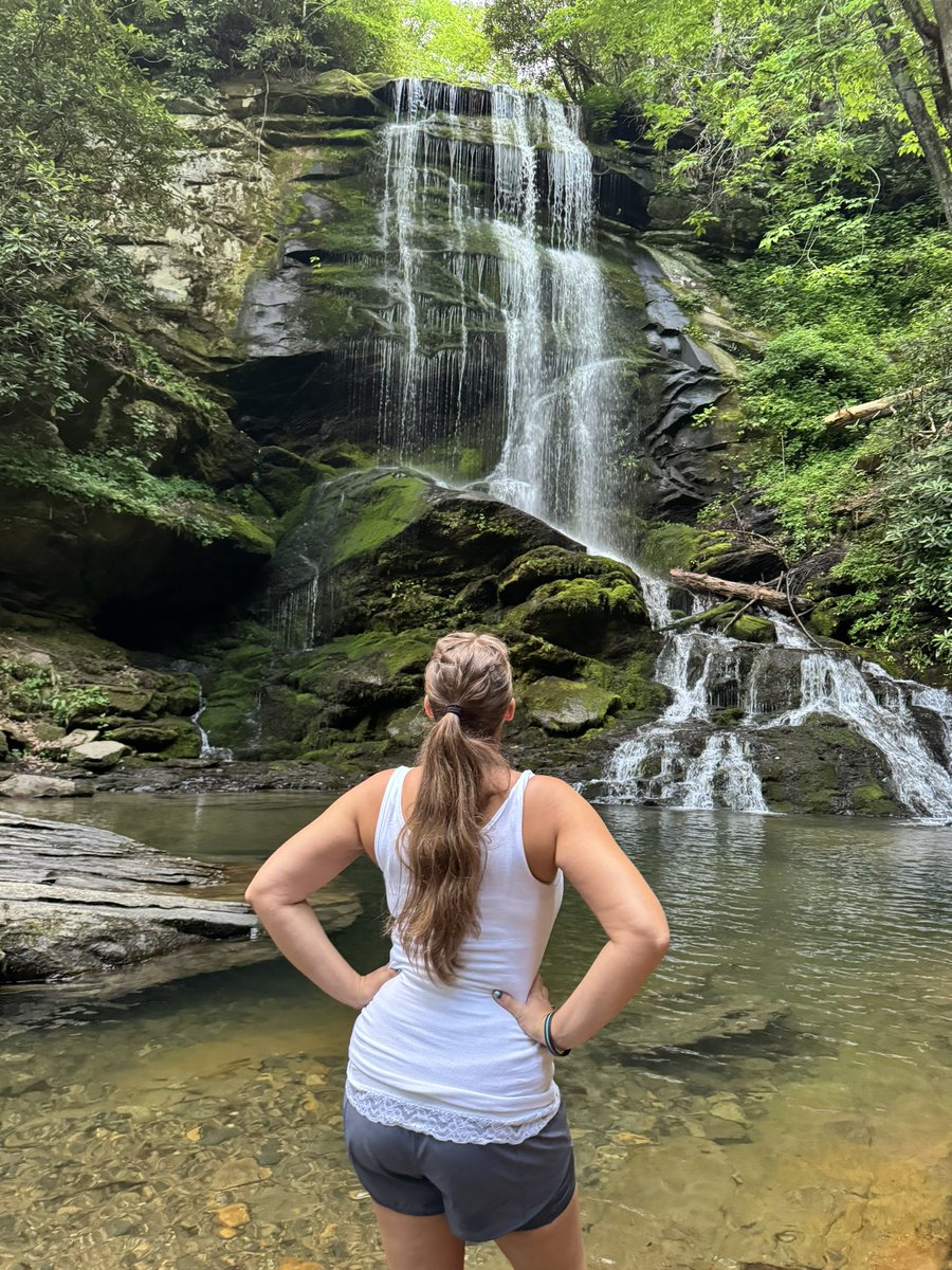 gOnzOd0g's tweet image. #uppercatawbafalls #chasingwaterfalls #relationshipgoals #AdventureTogether #beautifulnc