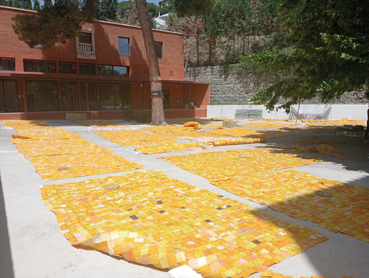 Ahir vàrem visitar EINA Bosc, on l'artista Serge Attukwei Clottey, <a href="/CoopPeriferia/">Coop. Periferia Cimarronas</a>  i estudiants d'<a href="/EinaBcn/">Eina Barcelona</a> estan construint la peça "Més enllà de la pell" que a partir del 2 de juliol revestirà la façana de la Fundació Antoni Tàpies.

+ informació: fundaciotapies.org/exposicio/serg…