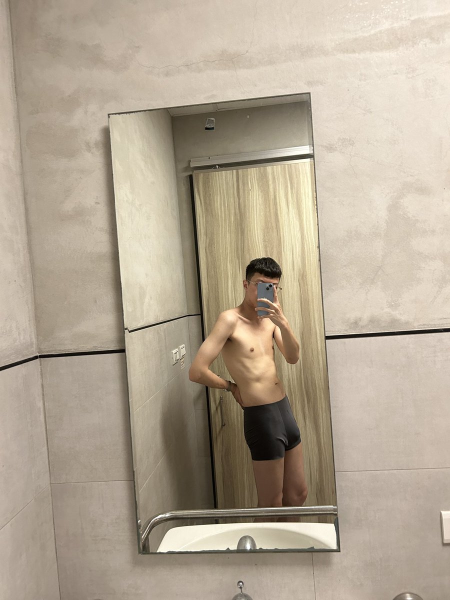 chunchun147's tweet photo. 啊就沒什麼肌肉還硬要擠
好少出現的四角
Feat.某學校蠻漂亮的廁所 https://t.co/Ber0obai29