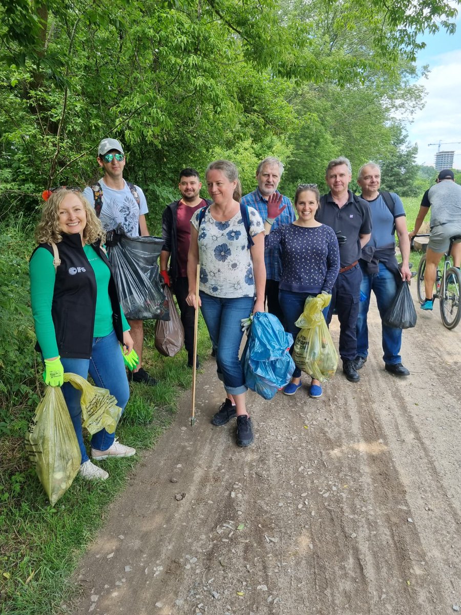 ifs's tweet photo. Our colleagues in #Poland spent their CSR Day cleaning the banks of the Vistula River in #Warsaw. We encourage employees to take a #CSRDay annually to support their local community. 🌏🚯 Work at a company that makes an impact and #MakeYourMoment at IFS: https://t.co/L7gDINAU4H https://t.co/syEblNlAwf
