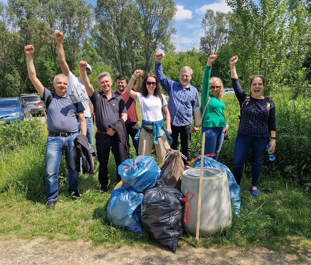 ifs's tweet photo. Our colleagues in #Poland spent their CSR Day cleaning the banks of the Vistula River in #Warsaw. We encourage employees to take a #CSRDay annually to support their local community. 🌏🚯 Work at a company that makes an impact and #MakeYourMoment at IFS: https://t.co/L7gDINAU4H https://t.co/syEblNlAwf