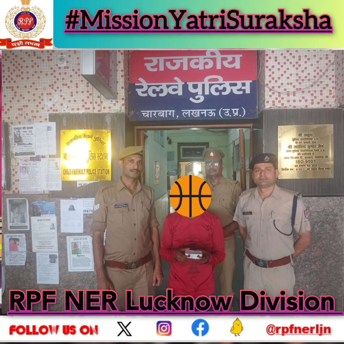 rpfnerljn's tweet photo. *#MissionYatriSuraksha*
"Performing Duties with Dedications". 
A accused involved in theft of Passenger's Belonging was arrested⛓️ by impeccable efforts of #RPF Aishbagh Staff👮🏻‍♂️ On 18.06.24 along with the recovery of Theft property.
@drmljn
@rpfner
@RPF_INDIA
@rpfpclc
@rpficash https://t.co/KcdpU1SOe3