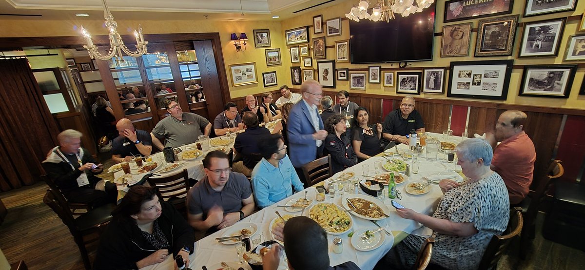 JaysonHanes's tweet photo. Oracle ACEs dinner! @oracleace #ascend24 @CarminesLV https://t.co/h6UnIE9Gmx