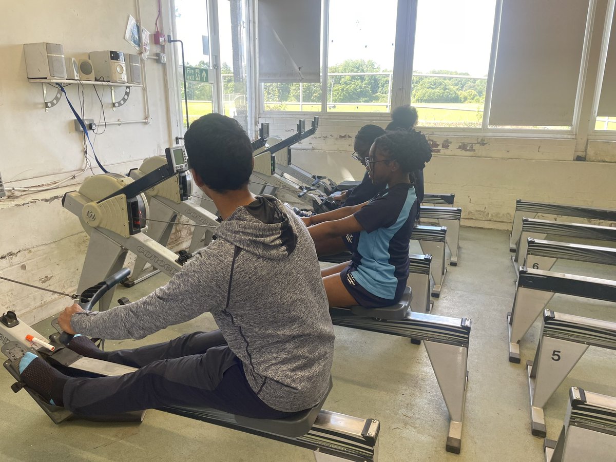 PEandSportTHA's tweet photo. Y8 girls at @TheHurlinghamAc doing rowing on the River Thames for the final term in their PE lessons 🚣‍♀️ 💪 https://t.co/mZAyj49YZr