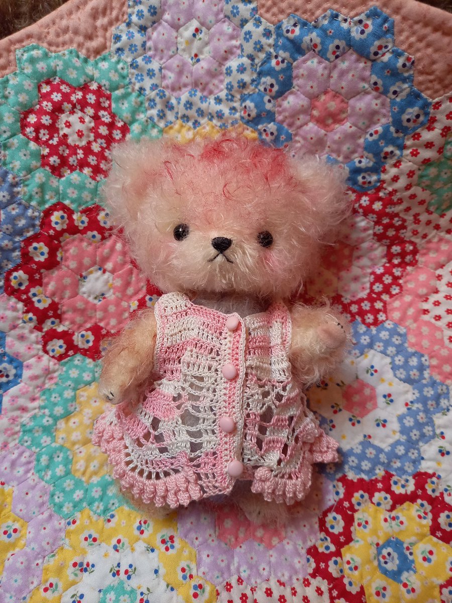 edoyakumaneko's tweet photo. やみくまのベアが出来上がりました～🐻

しろくろやさんの型紙で作製しました☺️

可愛くてニマニマしながら、チクチク楽しめました💖🐻

服着せようか、ベアのみにしようか、迷い中～🐻

#やみくま2024
#magicpaw https://t.co/29lBf8gXRb
