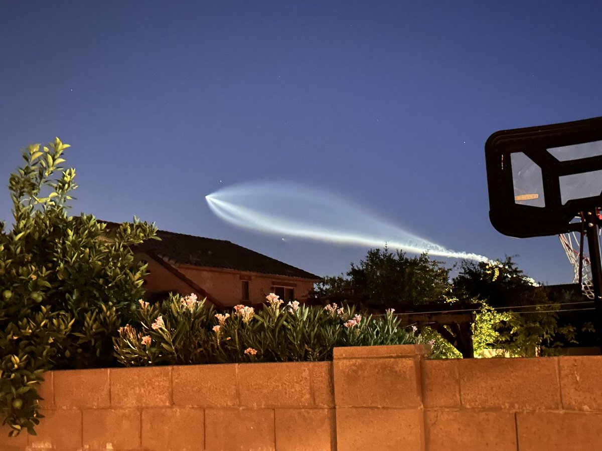 raghavchidella's tweet photo. @SpaceX Stunning visuals of Falcon 9 https://t.co/EkeGihELNR