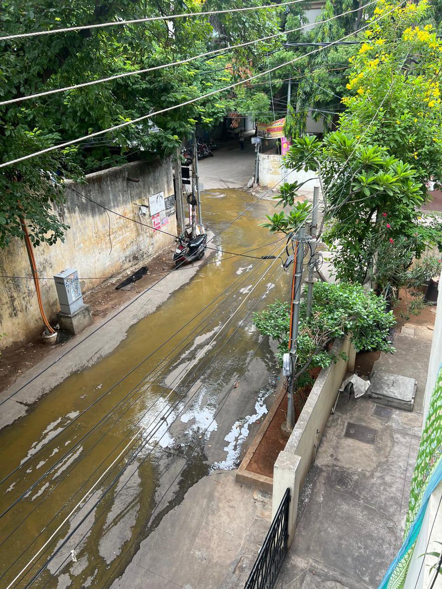 Drvirithakrish1's tweet photo. Podhune inti mundu intha disgusting drainage. Intlo ki drainage smell oste ela untado come and ask us sir we will tell.  So many complaints.Temporary solutions. One day solutions. Who else should we approach? @kishanreddybjp @revanth_anumula @gadwalvijayainc @MDHMWSSB @MutaGopal https://t.co/HAMhgGfVCk