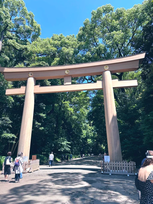 御守り授かり終えて、時間があったのでメランさんと共に初の明治神宮に行ってきたんだけど自然が凄すぎて境内入って目一杯マイナスイオンとパワー浴びれたので最高に気持ちよかった〜!今日晴れてて本当良かった〜 