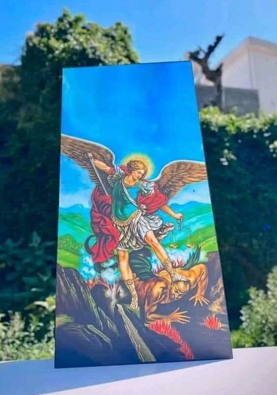 ከመላዕክት ክብሩ የገነነው
ሊረዳኝ የመጣው
ቅዱስ ሚካኤል ነው 12🤍🤍