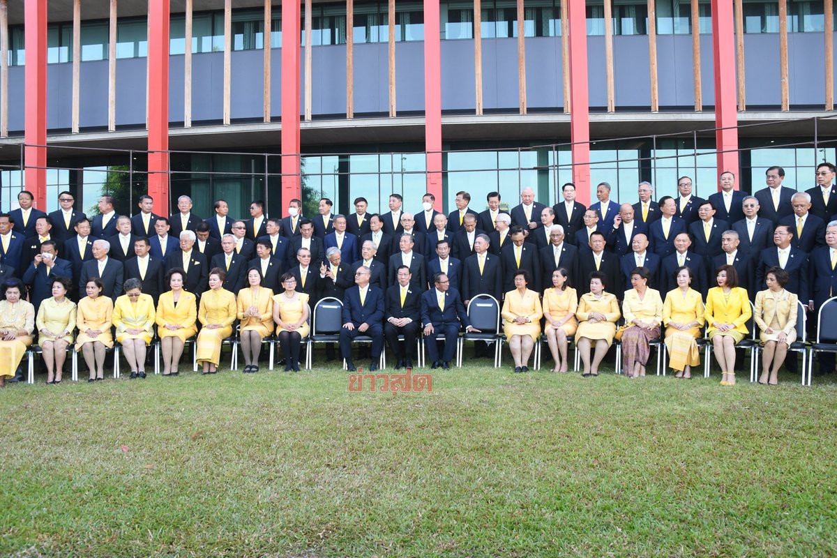 KhaosodOnline's tweet image. สว.ชุดคสช. ถ่ายรูปหมู่ก่อนจาก 

อ่านข่าว : khaosod.co.th/politics/news_…