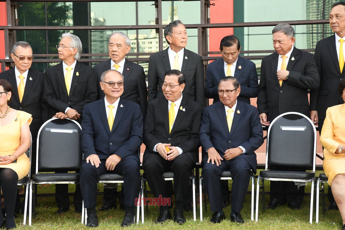 KhaosodOnline's tweet image. สว.ชุดคสช. ถ่ายรูปหมู่ก่อนจาก 

อ่านข่าว : khaosod.co.th/politics/news_…