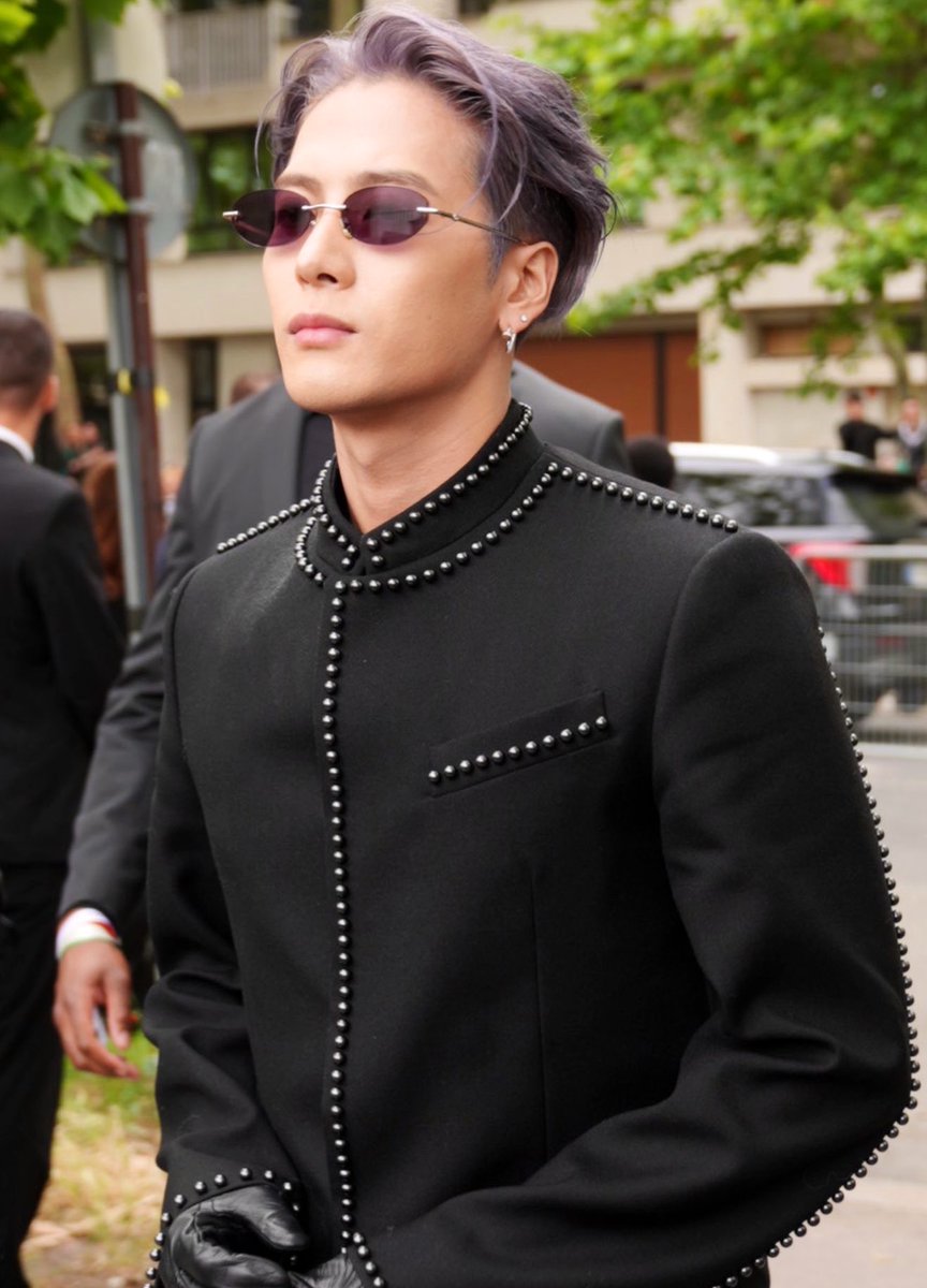 HourlyVisuals's tweet photo. Jackson Wang for LV Paris Fashion Week https://t.co/1yj3SgZ5ze