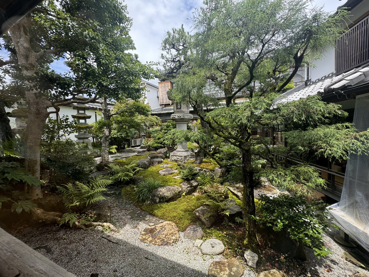 micco_fx's tweet photo. 福知山の有形文化財に指定されてるお店でローストカーモ丼🦆
建物もそうですが庭も雰囲気あって良い⤴️ https://t.co/lk5jS9OJDQ