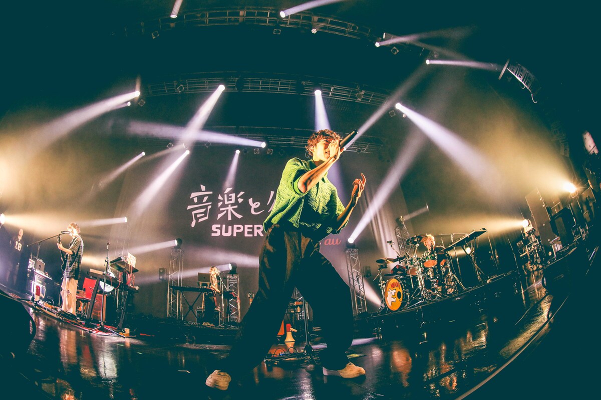 natalie_mu's tweet photo. 【ライブレポート】
UNISON SQUARE GARDEN × PEOPLE 1 初対バンを繰り広げた「#音楽と行こう」🎶

・ユニゾンが交わしたNEEとの約束「叶えてくれるのを待ちたい」
・PEOPLE 1は“あなた”に歌を捧げる

🔽詳細・写真22枚📸
https://t.co/tI21yiDa20

#PEOPLE1 #UNISONSQUAREGARDEN #オトイコ https://t.co/oKSRredM1u