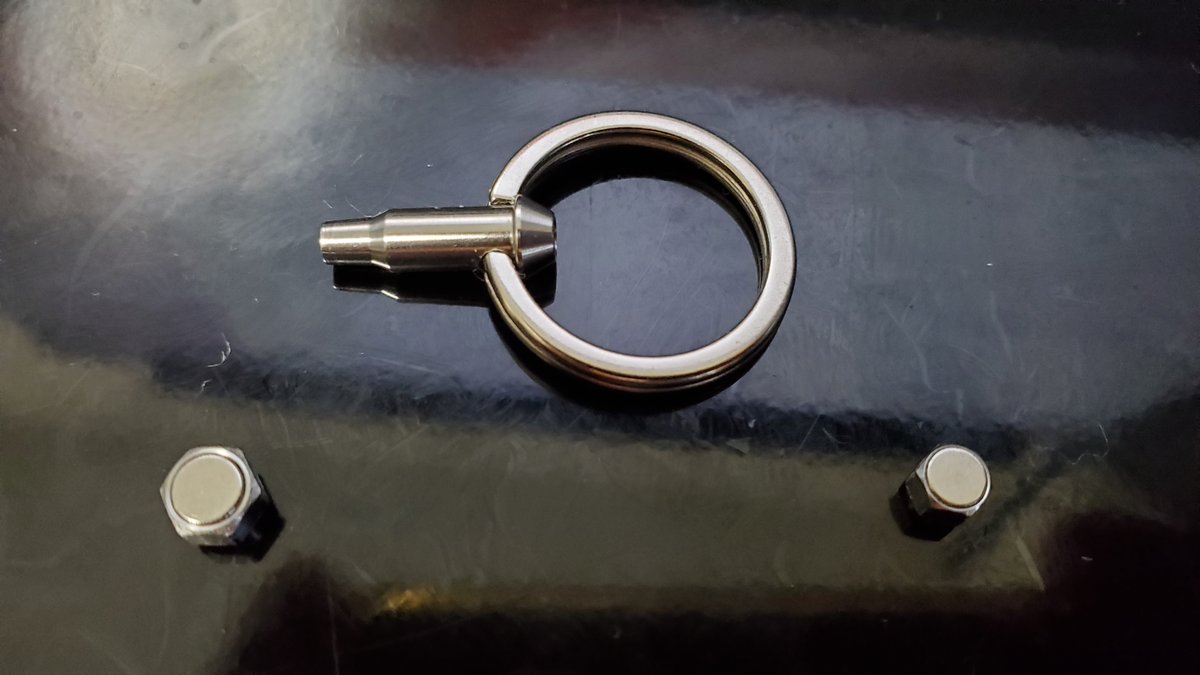 cuh_ku's tweet image. ドイツから #HEXLOX が届いた。

鍵と本体(ナットっぽいやつ)と鍵番号を印刷したマニュアルがカードスリーブに入ってて、とてもミニマル。

サドルボルトとシートクランプUボルトに付けてみたけど、ちょっとだけコツがいりますわね？最初、4mmの方が取れなくて、不具合かと焦った。