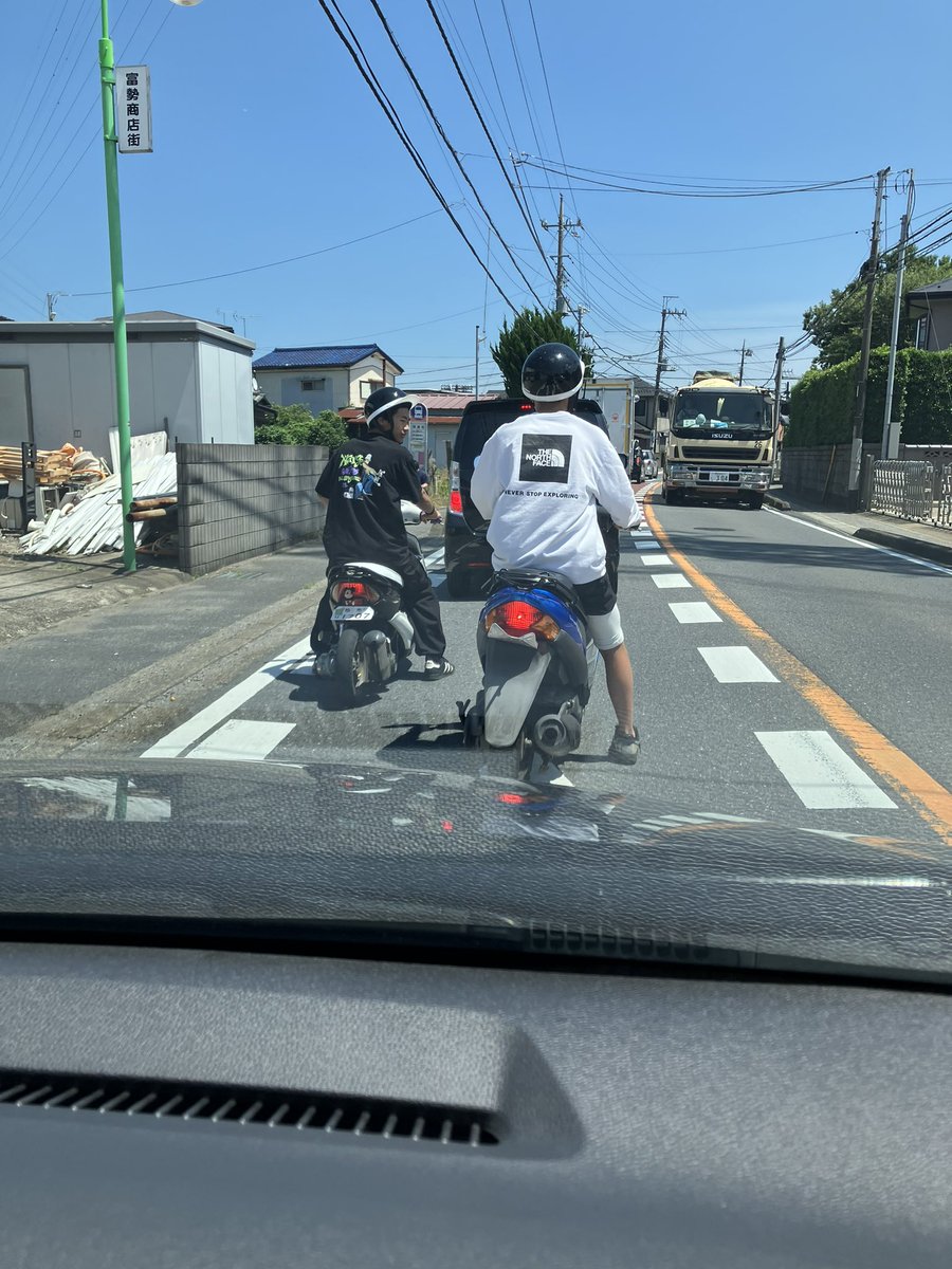 今日は通院ディだったのですが
帰り道・・

こんな昭和な子ども達がいて

やれZ世代がなんだどうだと

言っているなか

安心した昼下がり

ちなみに交通ルールはガン無視してた　笑
#バイク
