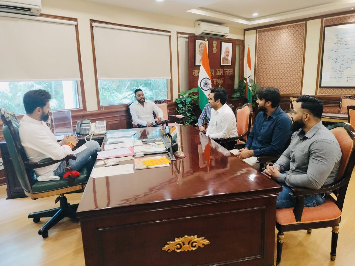 iAnkitpaswan's tweet photo. केंद्रीय मंत्री आदरणीय श्री चिराग पासवान @iChiragPaswan जी से खाद्य प्रसंस्करण मंत्रालय में बचपन के दोस्तों के साथ मुलाकात की। https://t.co/9s6VX02xi1