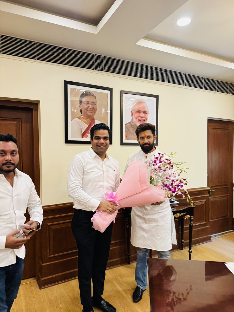 iAnkitpaswan's tweet photo. केंद्रीय मंत्री आदरणीय श्री चिराग पासवान @iChiragPaswan जी से खाद्य प्रसंस्करण मंत्रालय में बचपन के दोस्तों के साथ मुलाकात की। https://t.co/9s6VX02xi1
