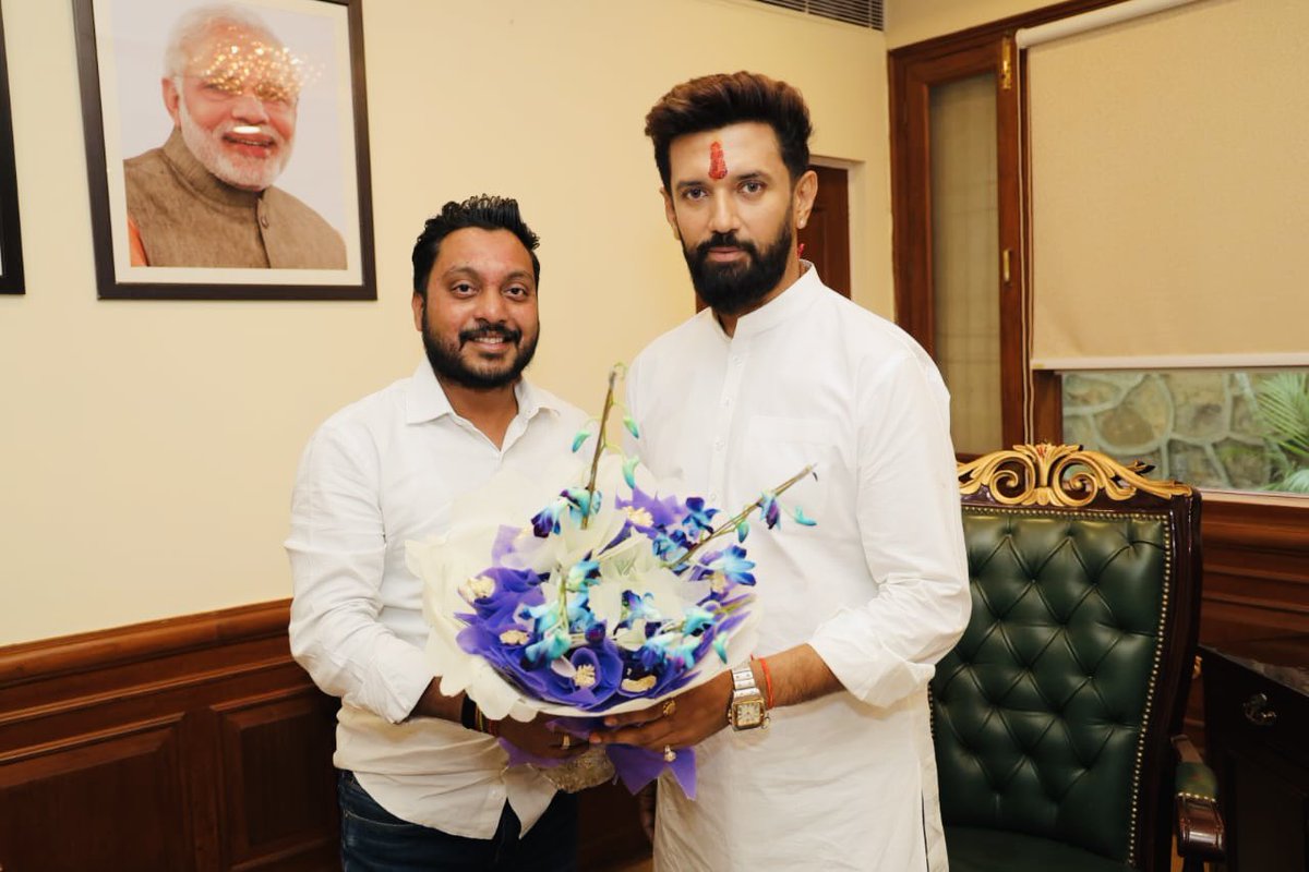 iAnkitpaswan's tweet photo. केंद्रीय मंत्री आदरणीय श्री चिराग पासवान @iChiragPaswan जी से खाद्य प्रसंस्करण मंत्रालय में बचपन के दोस्तों के साथ मुलाकात की। https://t.co/9s6VX02xi1