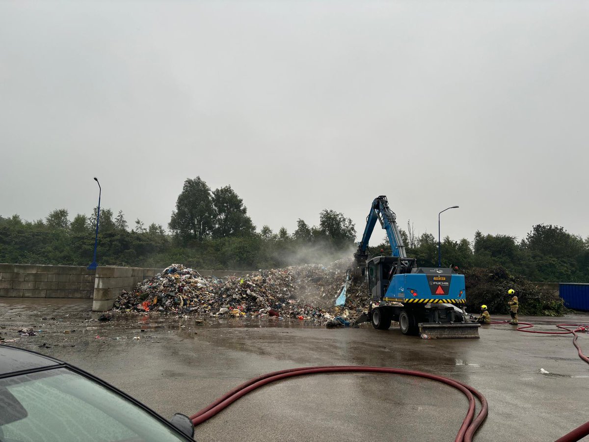 Gemeente Oss (@gemeenteoss) on Twitter photo ๐๐ซ๐๐ง๐ ๐ ๐๐ฆ๐๐๐ง๐ญ๐๐ฐ๐๐ซ๐ ๐๐ข๐๐ณ๐๐ฌ๐ญ๐ซ๐๐๐ญ ๐๐ฌ๐ฌ
Vanmorgen om 1.30 uur is er een brand geweest bij de Milieustraat aan de Diezestraat in Oss. De brand was rond 04.00 uur onder controle, al kan het nablussen nog wel even duren. ๐๐ซ๐๐ง๐ ๐ ๐๐ฆ๐๐๐ง๐ญ๐๐ฐ๐๐ซ๐ ๐๐ข๐๐ณ๐๐ฌ๐ญ๐ซ๐๐๐ญ ๐๐ฌ๐ฌ
Vanmorgen om 1.30 uur is er een brand geweest bij de Milieustraat aan de Diezestraat in Oss. De brand was rond 04.00 uur onder controle, al kan het nablussen nog wel even duren.