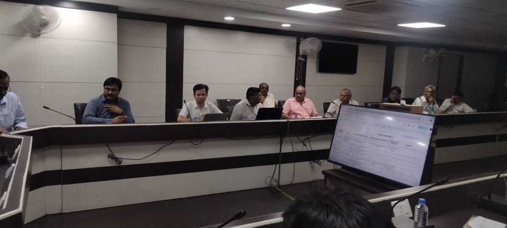 MPUVNL के MD, श्री अमन बीर बैंस (IAS) द्वारा, प्रदेश के सभी जिले स्तर के प्रभारियों के साथ समीक्षा बैठक ली गई। इस अवसर पर एमडी महोदय ने फील्ड पर योजनाओं की स्थिति, उनके प्रशासनिक मुद्दे पर जानकारी ली और साथ ही निगम की आगामी योजनाओं के क्रियान्वयन के बारे में सभी को अवगत कराया।