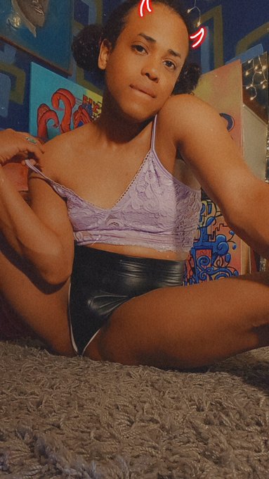 CinnamonChocha - 3 pic. My ass is fat and my art is dope. Amen 🫶🏾🙏🏾 https://t.co/PeAV5Y3pAQ