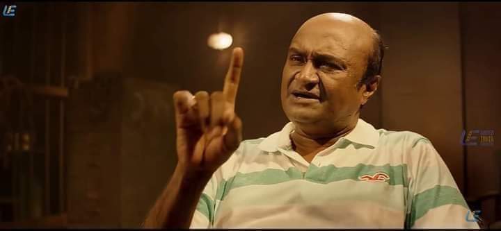 Bacteria_Offl's tweet photo. அதுவரைக்கும் எந்த case ah யும் எடுக்காதவன் ஒரு சின்ன பையன் தன்னோட நாய கொன்னுட்டாங்க ன்னு அழுதுட்டே வர்றான்.

அவன்கிட்ட உன் நாய கொன்னவன கண்டுபுடிச்சா என்ன பன்னுவ? ன்னு அந்த டிடெக்டிவ் கேக்கறான்.

அவன்கிட்ட என் நாய கொன்னவன நேர்ல பாத்து ஏன் என் நாய கொன்னிங்க ன்னு கேப்பேன் ங்கறான்.. 
அவனும் அவன் நாய கொன்னவன புடிச்சிடுறான். இந்த பையனும் ஏன் அங்கிள் என் நாய கொன்னிங்க ன்னு கேக்குறான்..

அதுக்கு அவன் சொல்லுறான்... நான் இது வரைக்கும் எத்தனையோ மனுசங்கள கொன்னுருக்கேன் மாட்டல. ஆனா ஒரு நாய கொன்னேன். மாட்டிக்கிட்டேன் ன்றான். 

ஆனா அதுக்கு அப்புறம் நடந்தது தான் ஹை லைட்டு. நான் இதுவரைக்கும் யார்கிட்டையும் இத சொன்னதில்ல. முதல் தடவையா இத நான் உன்கிட்ட மட்டும் சொல்றேன் 'உன் நாய கொன்னதுக்கு am sorry " ன்னுட்டு செத்து போயிட்றான் அந்த கில்லர்.....

இதுதான்டா சினிமா ன்னு பாக்கற ஒவ்வொரு தடவையும் புல்லரிக்க வைக்கும் அந்த படம்🤌🏽🖤