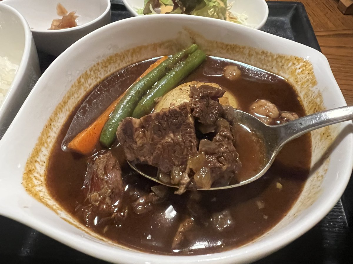 mami1129mauloa's tweet photo. 本日のランチカレー部ソロ活動🍛
エブラックさん久しぶり!
いつも早々に売り切れてしまう牛すじスープカレーが残っていたので、本日はそちらを🤤
#エブラック
#eblack
#牛すじスープカレー_辛さ4倍 https://t.co/2HiZJZeBYl