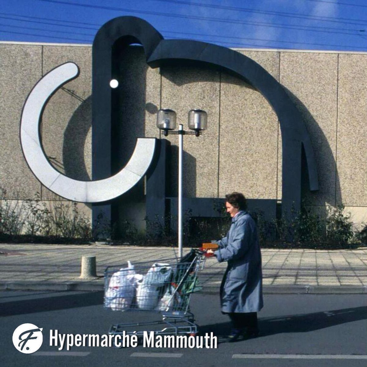 FranceMetT's tweet photo. Qui a déjà fait ses courses chez Mammouth ? 
Mammouth était une enseigne d'hypermarchés française appartenant à la fois au groupe Docks de France et à la centrale d'achat Paridoc.
En 1996, Docks de France est racheté par le groupe Auchan, l'enseigne Mammouth disparaît en 2009 https://t.co/vtXkpRqPB0