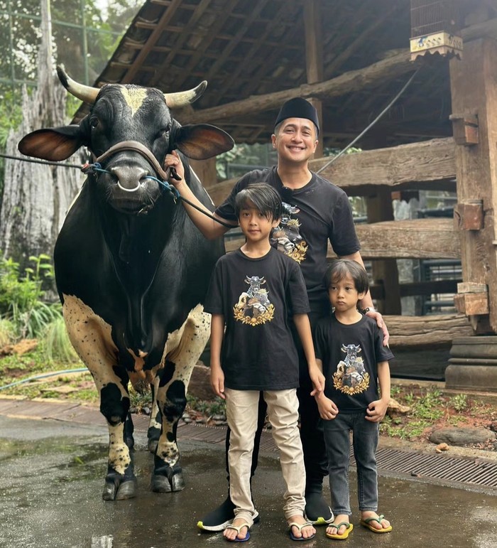 detikfood's tweet photo. #Foto Sapi kurban Irfan Hakim yang istimewa membuat para peneliti tertarik mengeanli lebih dalam. Begini kebersamaan Irfan Hakim dan sapi-sapinya sebelum disembelih.
>>https://t.co/jNCQBcXo47
Foto: instagram/ifanhakim75
#IrfanHakim #sapi #kurbansapi https://t.co/CMqvl8OLXz