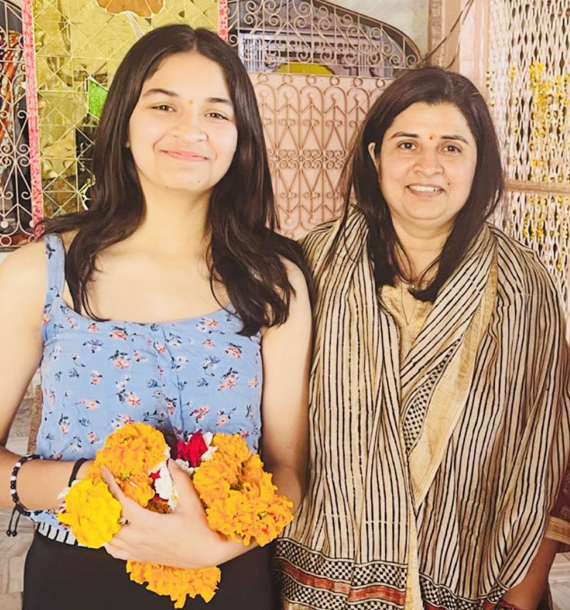 SangeetaBeniwa3's tweet photo. ओस की बूँद सी होती है बेटिया ,इतनी जल्दी बड़ी क्यूँ हो जाती है बेटिया जन्मदिन की हार्दिक शुभकामनाएँ बेटा ईश्वर से कामना करती हु तुम सदैव सही मार्ग पर चलते हुए प्रसिद्धि प्राप्त करो ! सदा ख़ुश रहो ईश्वर से तुम्हारे अच्छे स्वास्थ्य दीर्घायु व उज्ज्वल भविष्य की कामना करती हु । https://t.co/ajcKCzI5B2