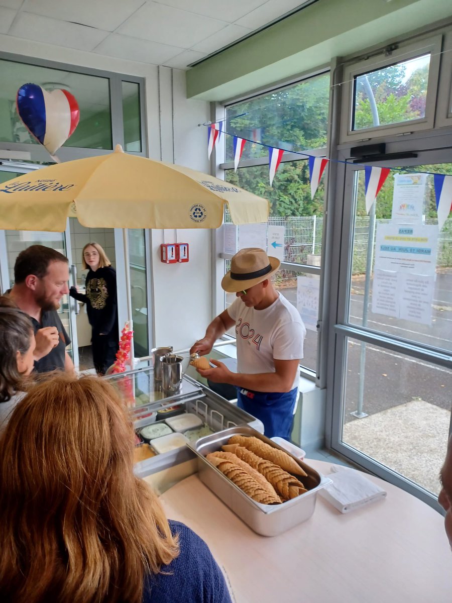 Journée olympique et paralympique au <a href="/college_pmf_LR/">Collège Pierre Mendes-France La Rochelle</a> : un repas dégustation de produits locaux et des animations sportives organisées par Mael, Aed. Un bel engagement des personnels pour offrir aux élèves une pause méridienne enrichie