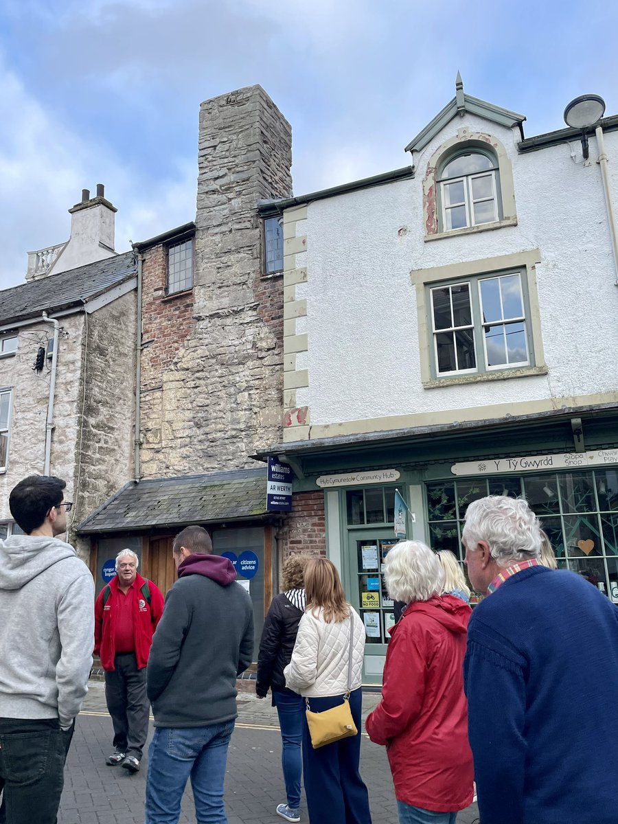 Taith tafarndai #GwylGanolHaf #Dinbych 🍻 Historic pubs tour #DenbighMidsummerFestival Almost 500 years of some of our town’s social and economic history covered! 
Diolch i dywyswyr gwirfoddol y dref am arwain y daith. 
Thanks to the volunteer town guides for leading this tour 👏